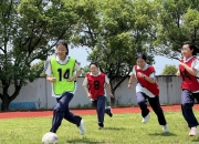 九游娱乐官方网站-女足比赛球员做客校园，助力学生足球运动